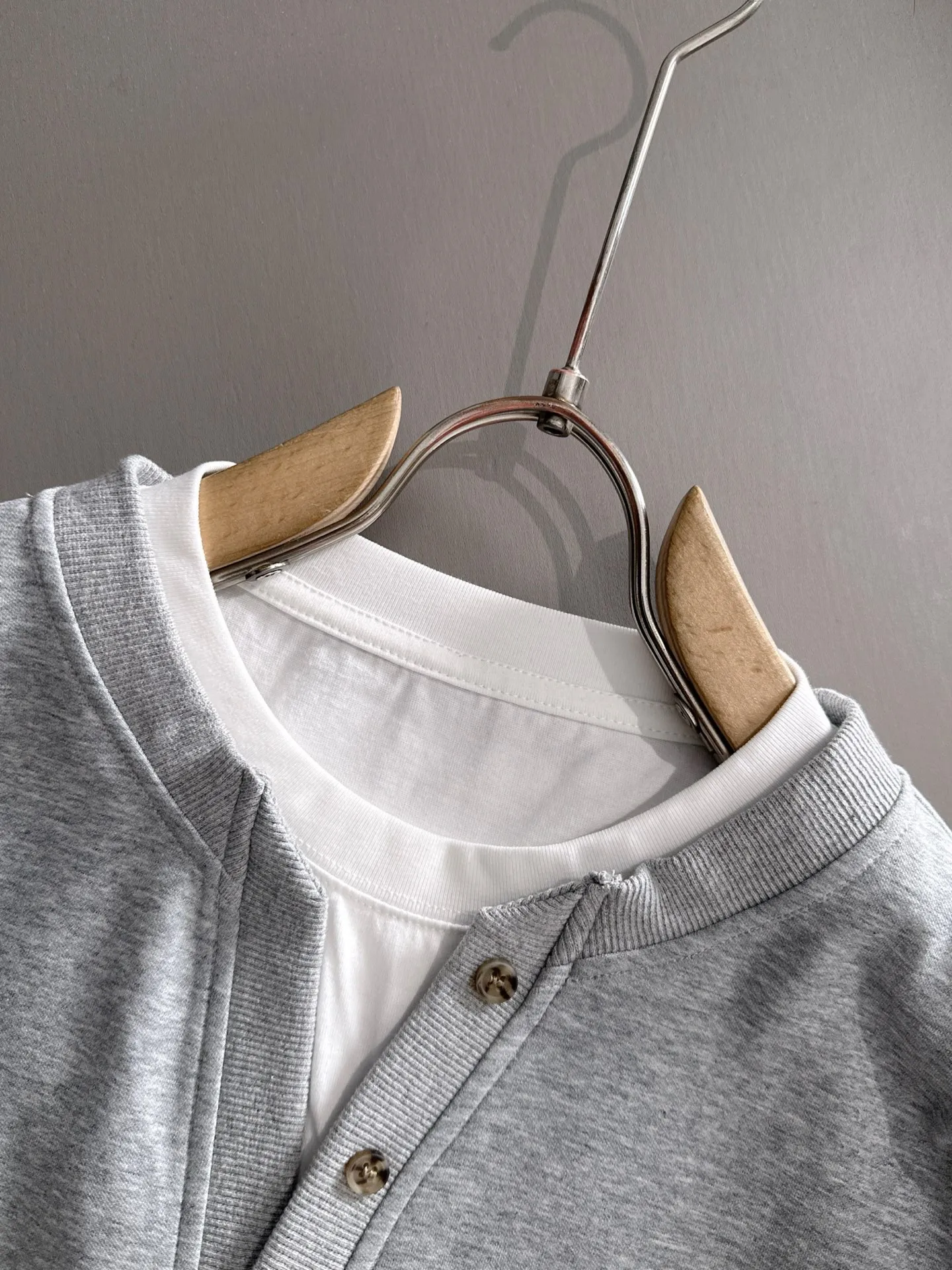 P360 Stone Island's exclusive first release of 25ss autumn and winter new lapel sweatshirt long-sleeved men and women. Many stars share the same style. Craftsmanship that ordinary small workshops cannot copy. We are not afraid of any challenges in terms of materials, detail restoration and craftsmanship, just to provide everyone with wonderful products. Compare the top original versions at will. No expense is spared just to do better. Unique imported fabric feel. Purely imported German machine production. Precision operation. Thousands of needles density. Full set of new accessories with three standards for simultaneous customization. The upper body is versatile and fashionable. A perfect choice for autumn and winter. A must-have item. Size chart: m-4XL (Please state your height and weight when placing an order.